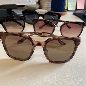 5 pairs of assorted women’s sunglasses